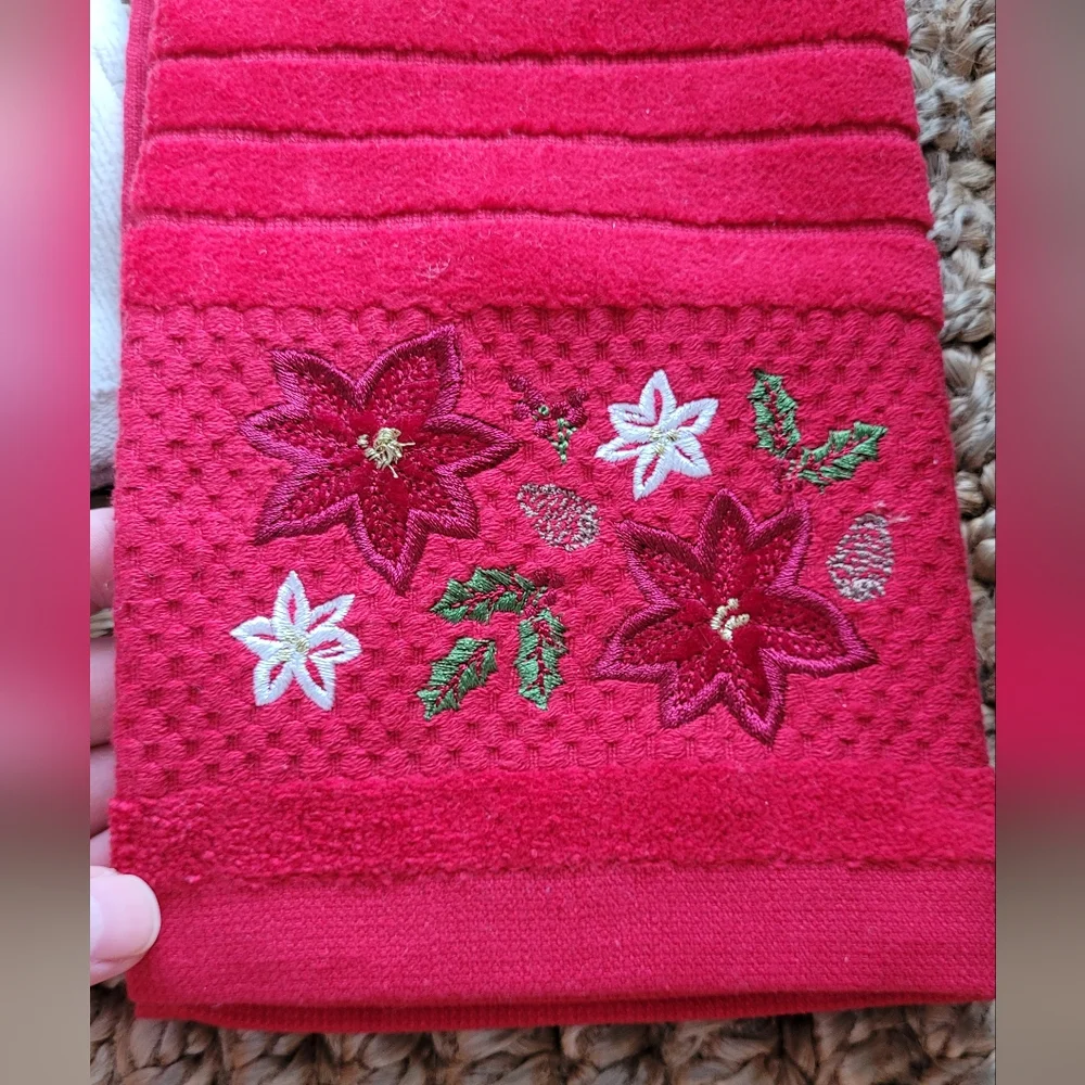 St. Nicholas Square Mistletoe and Christmas Greenery Hand Towels